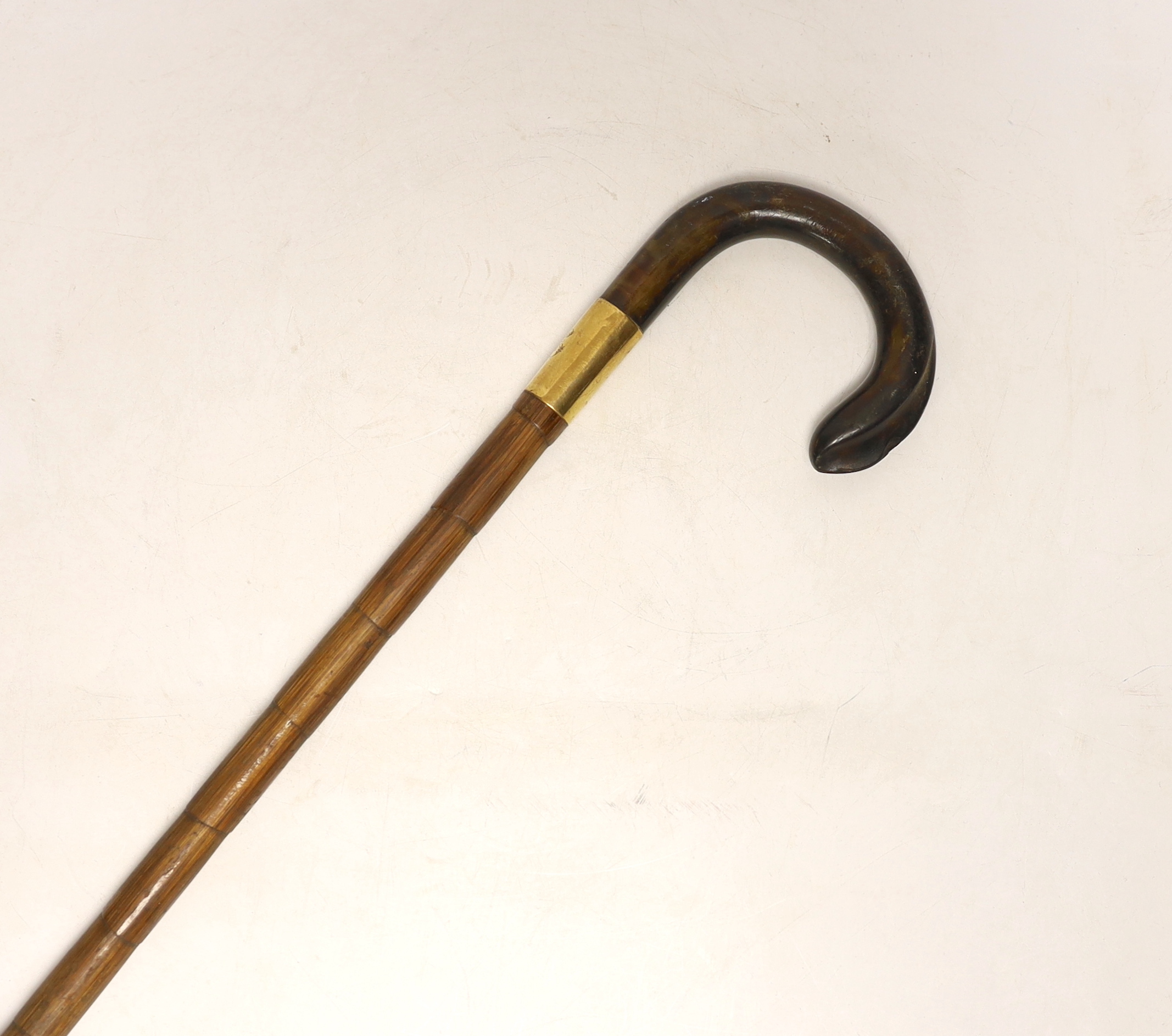 A gold banded walking stick with horn handle, 92cm